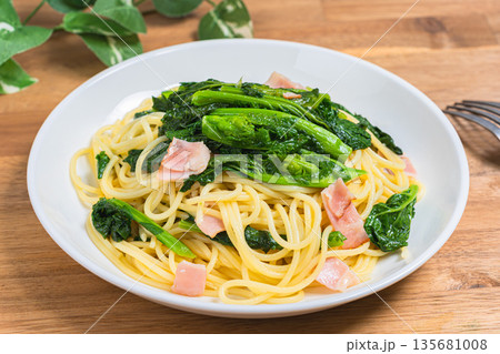 菜の花とベーコンのパスタ 春野菜を使ったスパゲッティ 菜の花とベーコンのパスタ 春野菜を使ったスパゲッティ 135681008