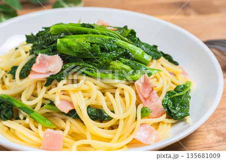 菜の花とベーコンのパスタ 春野菜を使ったスパゲッティ 菜の花とベーコンのパスタ 春野菜を使ったスパゲッティ 135681009