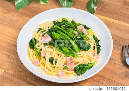 菜の花とベーコンのパスタ 春野菜を使ったスパゲッティ 135681011
