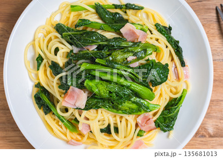 菜の花とベーコンのパスタ 春野菜を使ったスパゲッティ 135681013