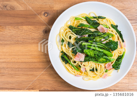 菜の花とベーコンのパスタ 春野菜を使ったスパゲッティ 菜の花とベーコンのパスタ 春野菜を使ったスパゲッティ 135681016