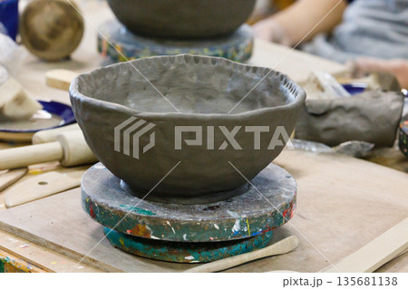 手ろくろの上に並ぶ、制作途中の陶芸作品 手ろくろの上に並ぶ、制作途中の陶芸作品 135681138