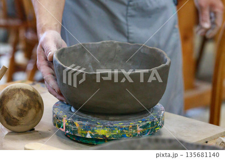 沖縄の陶芸体験で作る、手びねりの器 沖縄の陶芸体験で作る、手びねりの器 135681140