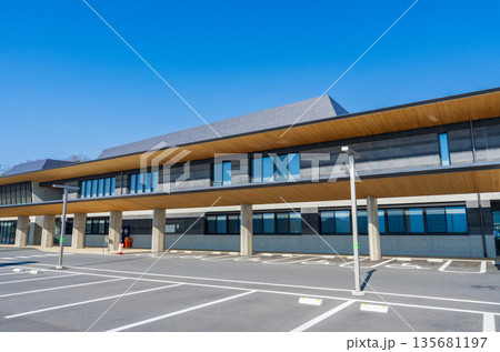 岡山県美作市　　新しくなった美作市役所庁舎 135681197