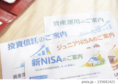 テーブルの上の資産運用を促す案内資料 テーブルの上の資産運用を促す案内資料 135681421