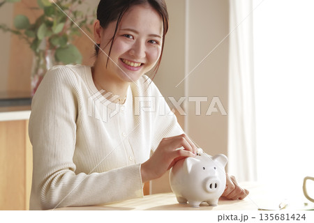 節約や資産形成を楽しむ若い女性のイメージ 135681424