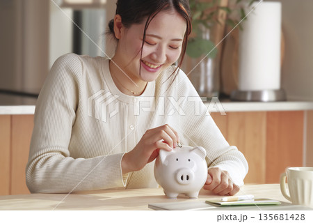 節約や資産形成を楽しむ若い女性のイメージ 節約や資産形成を楽しむ若い女性のイメージ 135681428
