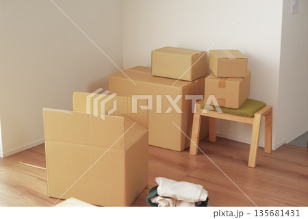 引っ越しで荷造りした段ボール箱 135681431