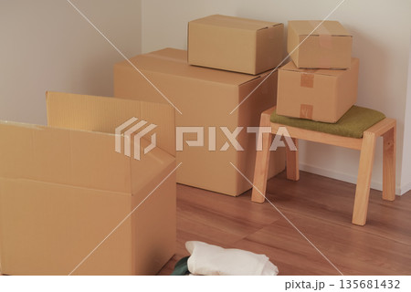 引っ越しで荷造りした段ボール箱 135681432