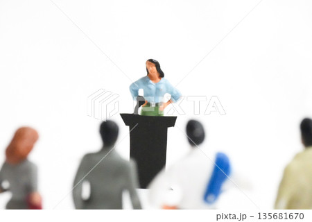 女性リーダーの演説イメージ③ 135681670