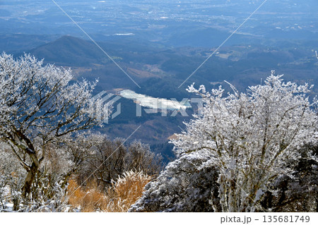 鶴見岳の霧氷から望む志高湖 135681749