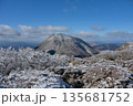 鶴見岳の霧氷と冬化粧した由布岳 135681752