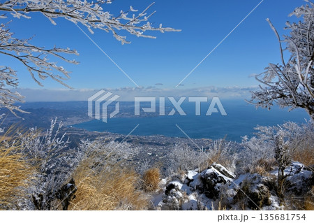 霧氷の間から見る別府市街地 135681754