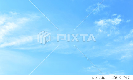 猛スピードで駆け抜ける筋雲イメージ　はや 16:9（ fix撮影 ） 135681767