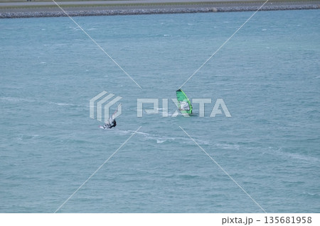 海を渡る人 海を渡る人 135681958