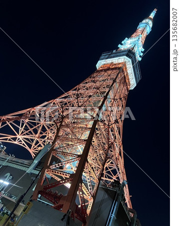 ライトアップされた東京タワーを見上げる夜の景色 ライトアップされた東京タワーを見上げる夜の景色 135682007