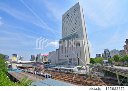 《愛知県）名古屋都市風景　金山総合駅と金山南ビル 135682271