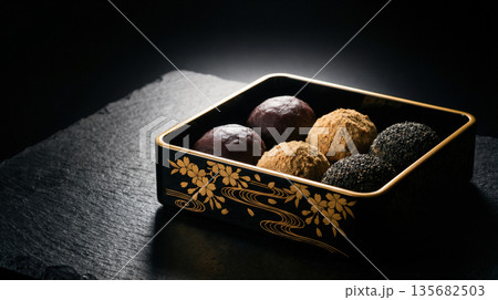 おはぎ ぼたもち 春のお彼岸 お供え 和菓子 桜模様の重箱 黒背景の高級感あるイメージ 135682503