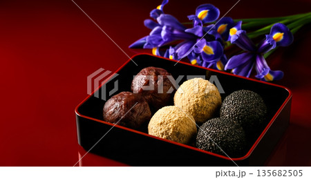 春のお彼岸 ぼたもちとおはぎの盛り合わせ 菖蒲の花と漆器の重箱 和の伝統行事と和菓子イメージ 春のお彼岸 ぼたもちとおはぎの盛り合わせ 菖蒲の花と漆器の重箱 和の伝統行事と和菓子イメージ 135682505