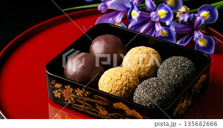 春のお彼岸のおはぎ ぼたもち 和菓子 重箱と菖蒲の花 赤い盆 漆器 盛り付け 食べ物 伝統料理 135682666
