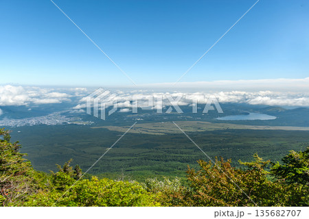 富士スバルライン五合目から見下ろす山麓の樹海と山中湖を望む壮大なパノラマ展望 135682707
