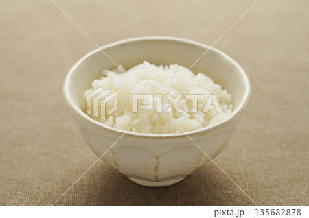 茶碗に盛られた白ごはん 茶碗に盛られた白ごはん 135682878