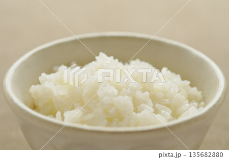 茶碗に盛られた白ごはん 135682880