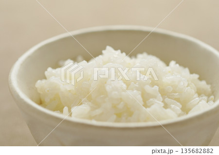 茶碗に盛られた白ごはん 茶碗に盛られた白ごはん 135682882