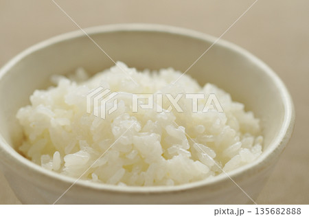 茶碗に盛られた白ごはん 135682888
