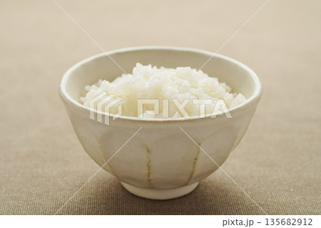 茶碗に盛られた白ごはん 135682912