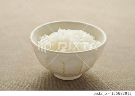 茶碗に盛られた白ごはん 135682913