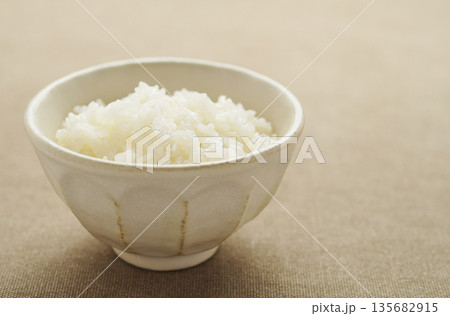 茶碗に盛られた白ごはん 135682915