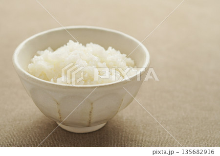 茶碗に盛られた白ごはん 茶碗に盛られた白ごはん 135682916
