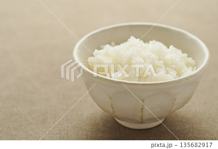 茶碗に盛られた白ごはん 茶碗に盛られた白ごはん 135682917