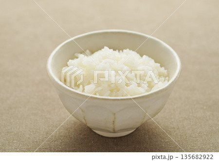 茶碗に盛られた白ごはん 茶碗に盛られた白ごはん 135682922
