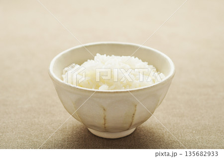 茶碗に盛られた白ごはん 135682933