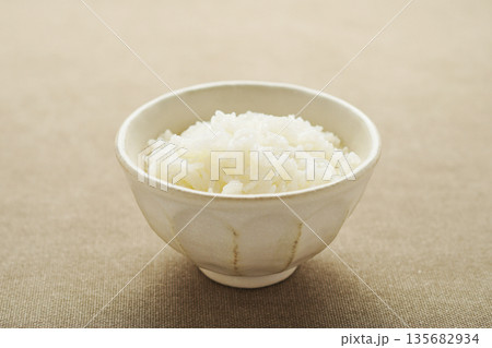 茶碗に盛られた白ごはん 茶碗に盛られた白ごはん 135682934