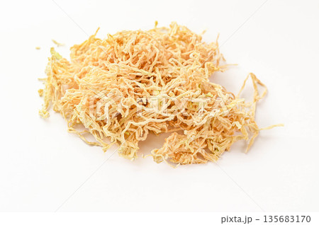 白バックに切り干し大根 135683170