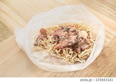 ポリ袋で鯖缶と切り干し大根を和える ポリ袋で鯖缶と切り干し大根を和える 135683181