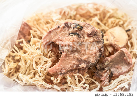 ポリ袋で鯖缶と切り干し大根を和える ポリ袋で鯖缶と切り干し大根を和える 135683182
