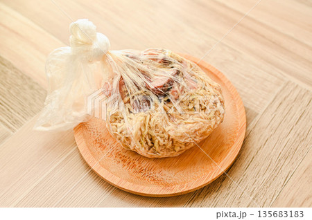 鯖缶と切り干し大根の和え物作り 135683183