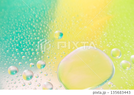 カラフル背景と雫 135683443