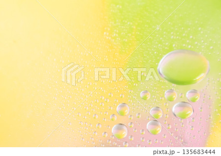 カラフルな背景と雫 135683444