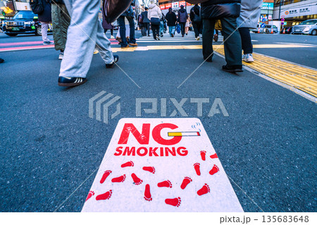 日本の東京都市景観渋谷・宮益坂下交差点前に「路上・公園等　喫煙禁止」表示。高齢者の路上喫煙が増加… 135683648