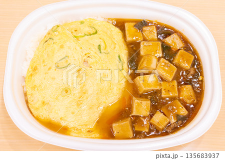 美味しい天津飯と麻婆豆腐の弁当 135683937