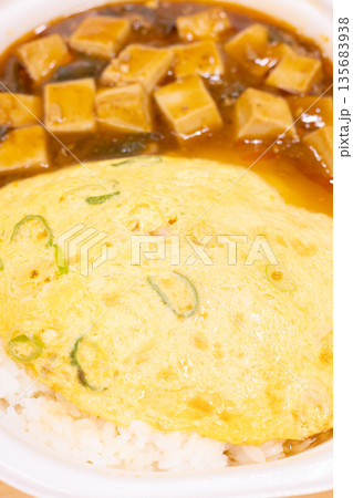 美味しい天津飯と麻婆豆腐の弁当 135683938