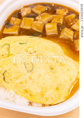 美味しい天津飯と麻婆豆腐の弁当 美味しい天津飯と麻婆豆腐の弁当 135683939