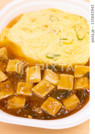 美味しい天津飯と麻婆豆腐の弁当 135683942