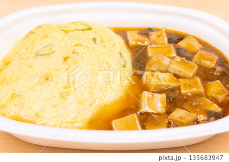 美味しい天津飯と麻婆豆腐の弁当 135683947