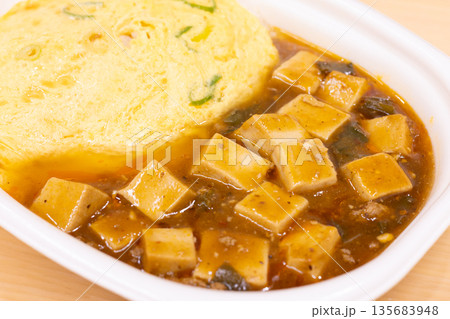 美味しい天津飯と麻婆豆腐の弁当 135683948